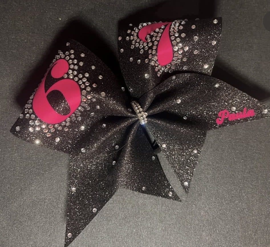 Schwarze Glitzer-Schleife mit einer pinken Sechs, Strass und dem Namen „Paula“